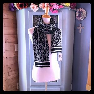 MICHAEL KORS Stylish Winter Scarf. Brand NEW w/Tag